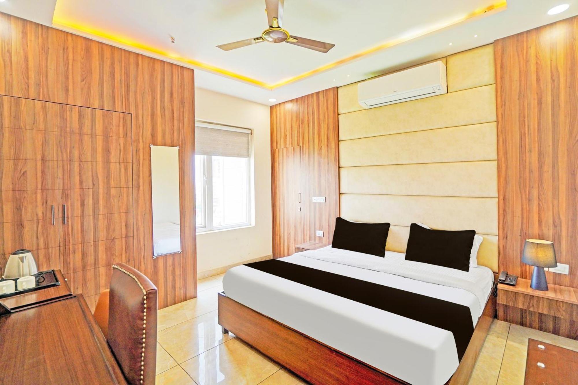 Palette Gomti Nagar Near Ekana Stadium Formerly Gusto Club Lucknow Exterior photo