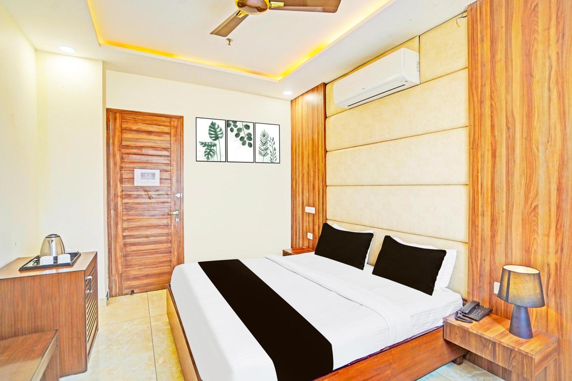 Palette Gomti Nagar Near Ekana Stadium Formerly Gusto Club Lucknow Exterior photo