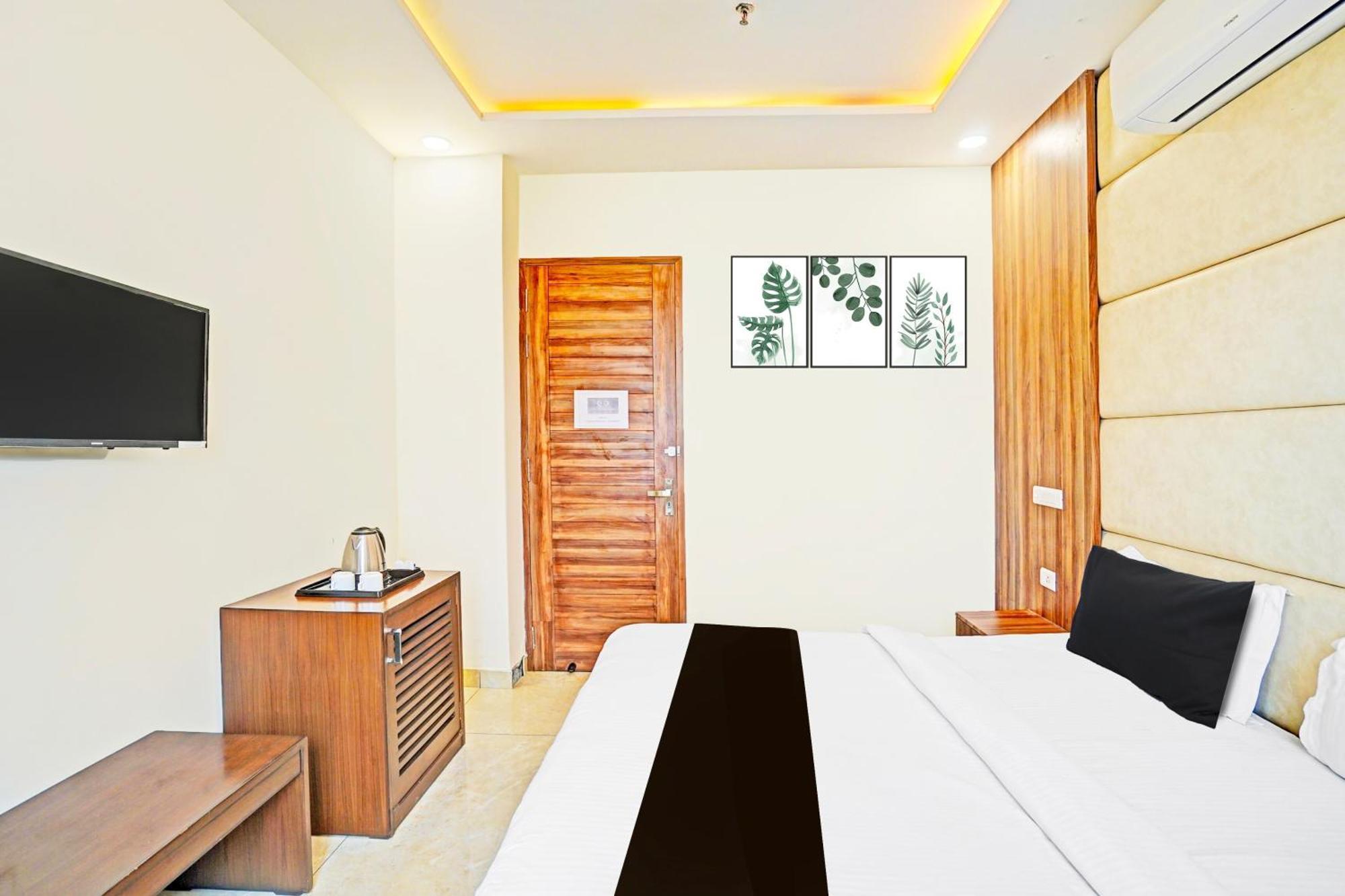 Palette Gomti Nagar Near Ekana Stadium Formerly Gusto Club Lucknow Exterior photo